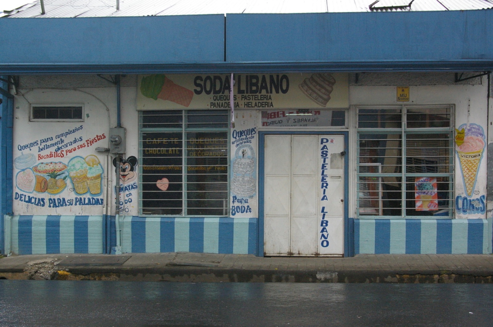 Fachada pintada a mano de la Soda Líbano, en San José